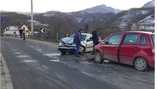 Përplasen dy makina në aksin Burrel-Klos, plagosen 2 pasagjerë