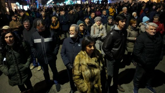 Rifillojnë protestat në Serbi! Opozita kërkon anulimin e zgjedhjeve 