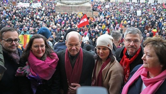 Plani për dëbimin e emigrantëve, protesta masive në Gjermani kundër ekstremit të djathtë! I pranishëm edhe kancelari Scholz