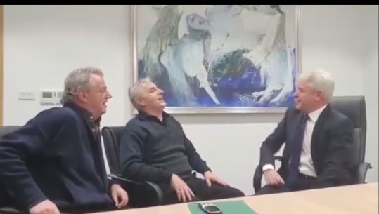 VIDEO/ Buçet kënga shqip në Kuvendin maqedonas, Ali Ahmeti i këndon heroit që luftoi serbët