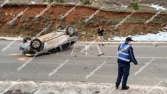 Përplasen dy makina në rrugën e Arbrit, njëra kthehet përmbys! Dy shoferët dërgohen në spital