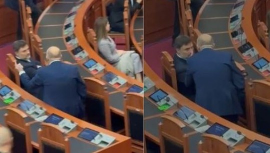 I drejtohet me gisht dhe i shkon te karrigia duke bërtitur, deputeti i Rithemelimit i kërkon Alibeajt të shkojë tek foltorja