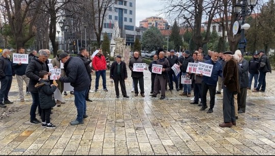 Guroret ndotin ujin, banorët e Postribës në protestë: Të ndërhyjë shteti, ose e zgjidhim me kanun! Takojnë kryebashkiakun, Beci: Do kërkoj verifikimin e lejeve 