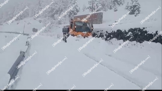 Reshje të dendura dëbore në aksin Bogë-Theth, 2 borë pastruese punojnë për të mbajtur hapur rrugën