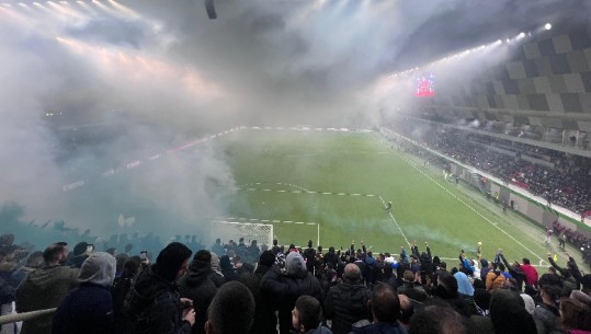 Tirane/ Hodhën flakadanë në fushë kur po luhej derbi, 2 të arrestuar