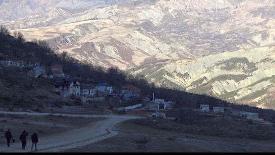 Skrapar, turistët aventurierë kthejnë shpresën në fshatin e shpopulluar, banorët kërkojnë asfaltimin e rrugës