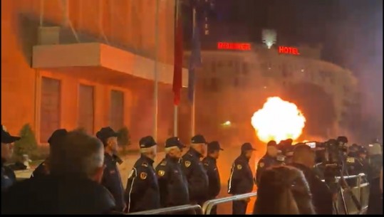 Rithemelimi 2 orë protestë me militantë në shesh, Berisha me ‘foltore’ nga arresti shtëpiak! Hidhen kapsolla e molotovë drejt kryeministrisë