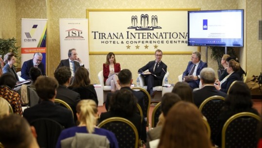 Kaosi i Rithemelimit në Kuvend, ambasadori i BE-së, thirrje politikës: Nisni me urgjencë dialogun për rikthimin e normalitetit në seancat plenare