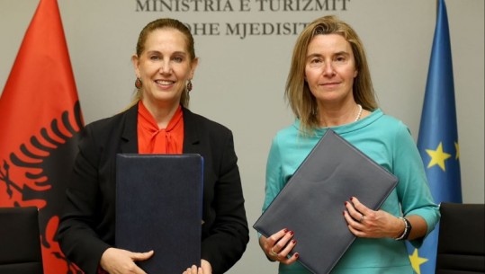 Kumbaro−Mogherini nënshkruajnë memorandumin/ Studentët e Kolegjit të Evropës ambasadorë të turizmit shqiptar