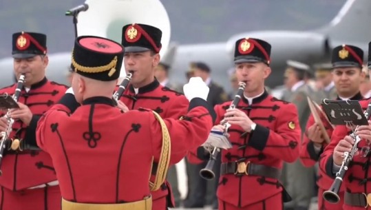 Nis ceremonia e hapjes së bazës ajrore taktike të NATO-s në Kuçovë! Performon banda fymore e Forcave të Armatosura