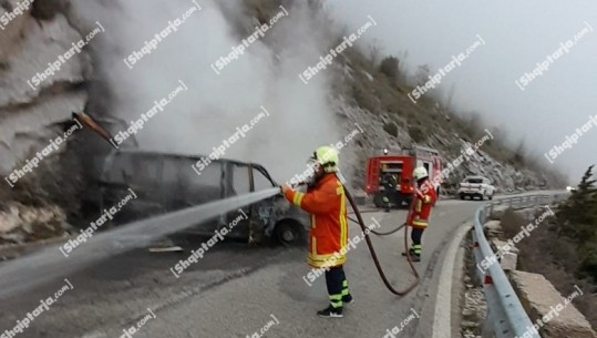 FOTO/ Shkrumbohet furgoni në Llogara