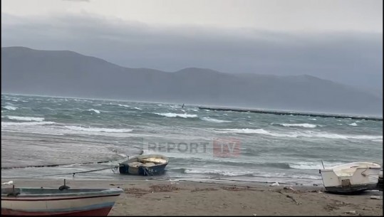 Vendi përfshihet nga stuhia, pezullohet lundrimi i trageteve Vlorë-Brindisi-Vlorë dhe Durrës-Bari! Shiu përmbyt rrugët, disa zona pa energji