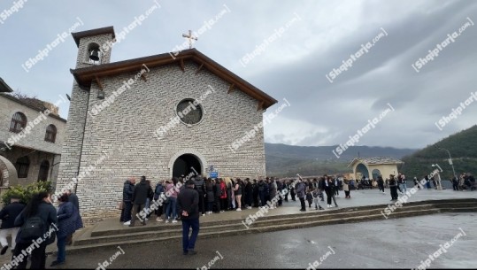 Nis pelegrinazhi në kishën e Shna Ndout në Laç, mijëra besimtarë i drejtohen vendit të shenjtë përgjatë 13 të martave