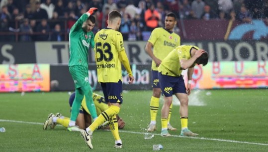 Skenat e turpshme në fushë, Fenerbahce mediton braktisjen e kampionatit