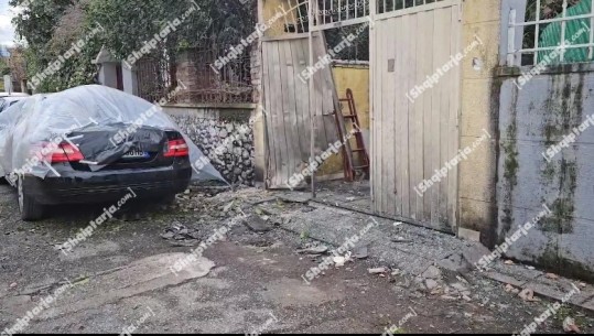 Shkodër/ Shpërthim me tritol në banesën e punonjëses së Doganës! Autori i maskuar dhe me motor hedh tritol në portën e 62-vjeçares e largohet (VIDEO)