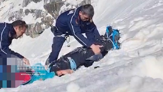 Dalin pamjet e operacionit të shpëtimit të turistëve kroatë në Majën e Jezercës, alpinistja gjendet e vdekur (VIDEO)