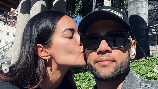 U përfol divorci, truku i ndarjes së modeles dhe Dani Alves! Pozojnë dorë për dore pas lirimit të ish-futbollistit