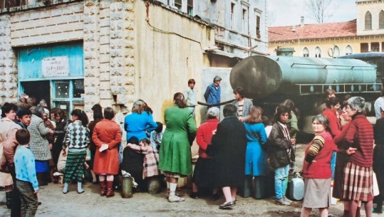 Nga radha e vajgurit tek ‘Spartakiada’, Roland Tasho sjell në 60 foto Tiranën dikur dhe sot: Kishim aparate cilësorë, figurantët me biografi e pamje të mirë!