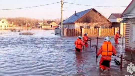 Evakuohen mijëra banorë nga një rajon rus, pas thyerjes së pjesshme të digës