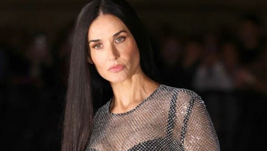 Demi Moore magjeps me pamjen e saj në Milano