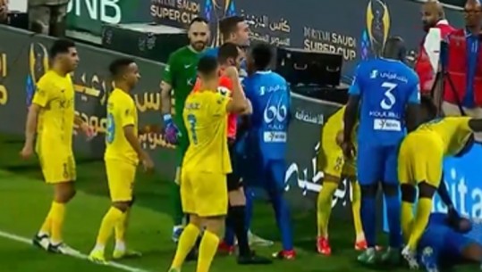 'Tërbohet' Ronaldo, bërryl kundërshtarit dhe grusht arbitrit! Mbyll me të kuq gjysmëfinalen e kupës