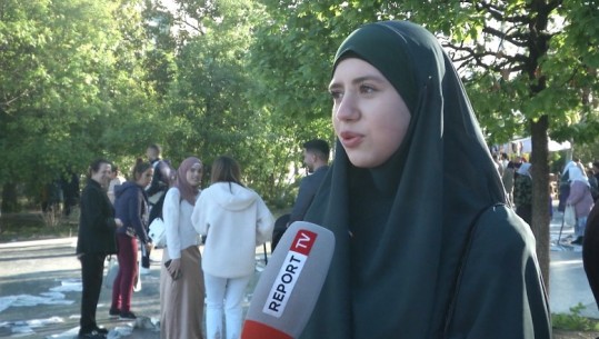 Lindur dhe rritur në Angli, 13-vjeçarja fal namazin në sheshin ‘Skënderbej’! Çdo ‘Bajram’ vjen në atdhe