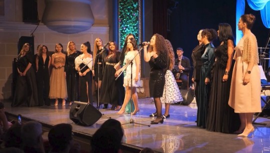 ‘Pranverë me kangë’, 23 artistë interpretojnë në teatrin “Migjeni” këngë të muzikës së lehte shqiptare dhe të huaja