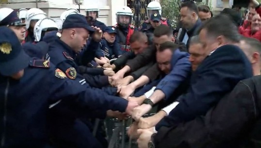 Flamur Noka, Klevis Balliu e Tedi Blushi prinë militantët në përplasjen me policinë para bashkisë 