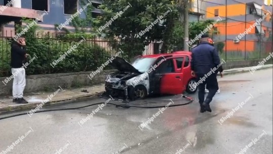 Fier/ Mjeti shkrumbohet nga flakët, shpëton mrekullisht shoferi (VIDEO)