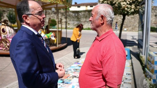 Dita botërore e librit, Begaj takon librashitësin që lexon çdo libër në librarinë e tij