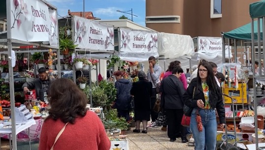 Në vigjilje të Pashkës, atomosferë festive në Korçë! Çelet panairi me produkte artizanale