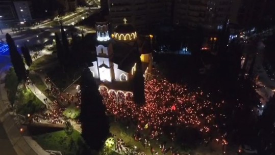 Pashkët Ortodokse, besimtarët në Lushnjë e Fier marrin pjesë në meshën e shenjtë të Ngjalljes së Krishtit