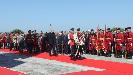 Dita e Dëshmorëve, nderohen të rënët për Atdheun! Rama homazhe te memoriali 'Nënë Shqipëri' në Tiranë! Të pranishëm Nikolla e Veliaj