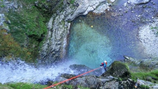 Përmet/ Po fotografonte natyrën, turistja gjermane bie nga ujëvara, plagoset rëndë në kokë! Dërgohet me helikopter te Trauma në Tiranë