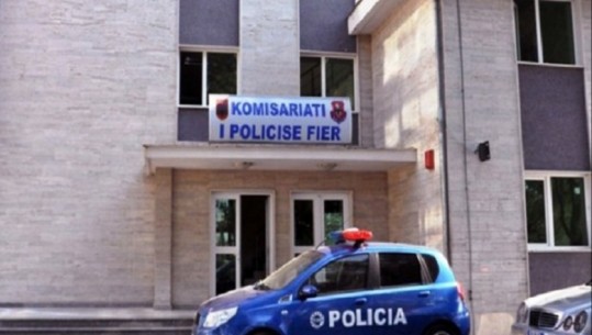 Vajza plagos me thikë të atin në Fier, arrestohet nga policia