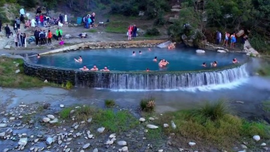 Auron Tare tregon historinë me një zyrtar ushtarak britanik turist në Bënjë: “Too much shit my friend”