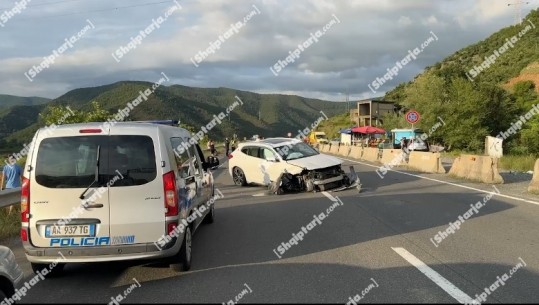 Video/ Përplasen dy makina në Rrugën e Kombit, dy të plagosur 