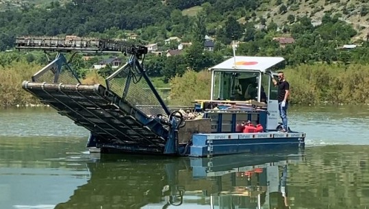 Një anije ekologjike për të mbledhur mbetjet plastike në liqenin e Fierzës! E sollën gjermanët dhe do qendrojë dy vite!