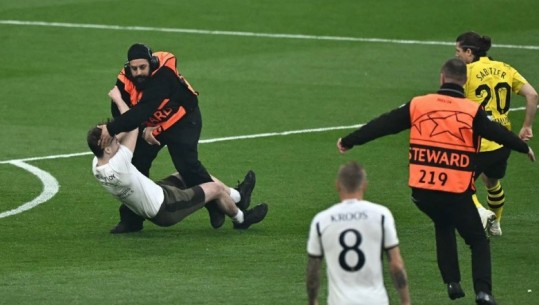 Çfarë nuk u pa gjatë finales? Tre tifozë hynë në fushë vetëm 25 sekonda pas vërshëllimës së arbitrit (VIDEO)