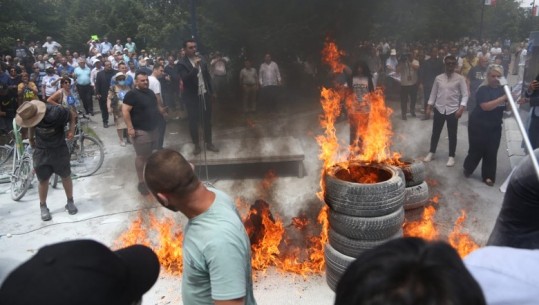 'O mbeturina, o banditë!' Belind Këlliçi nxjerr fytyrën e vërtetë, sulm verbal policëve, po mbronin militantët që Rithemelimi i çon 'mish për top'