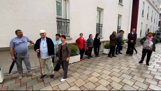 Rritja e qirasë për banesat sociale, familjet në nevojë protestë në Korçë: Nuk e përballojmë dot