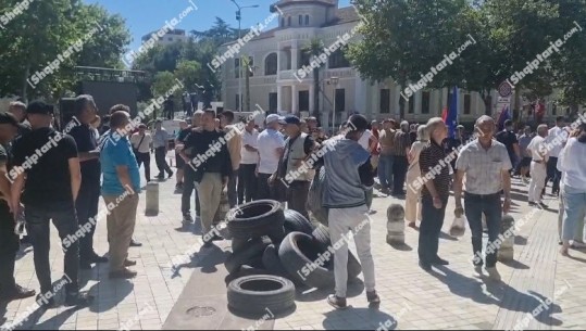 Protesta jashtë Kuvendit, militantët e Rithemelimit me goma me vete