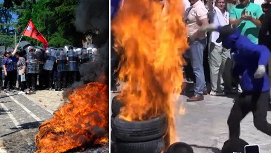 SHIKONI VIDEON/ Militanti i Berishës i vë flakën gomave para Kuvendit, rrezikon dhe veten