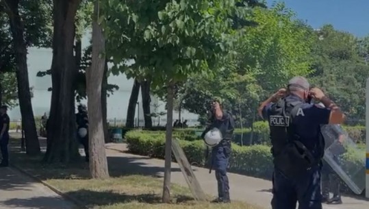 Protesta para Kuvendit/ Rithemelimi nxit militantët të përplasen me policinë, autoboti me ujë dhe një forca shtesë policore gati për të ndërhyrë 