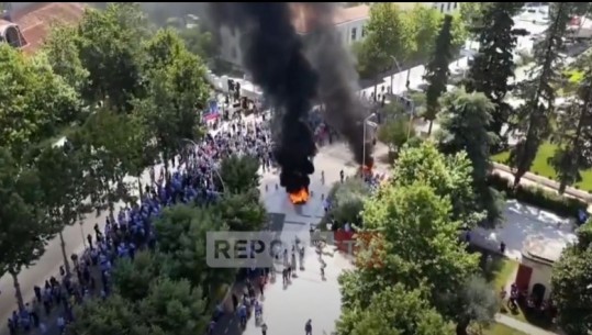 'O zot nga poshtë duken si ushtri me tigra nga lart më pak se brenda në Kuvend' Braçe ironizon protestën e Rithemelimit! Pamje të reja me dron