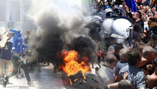 Rithemelimi 2 orë protestë, tym e flakë para Kuvendit/ Militantët e Berishës përplasen me policinë, djegin goma! I prin Klevis Balliu dhe Sali Lusha (VIDEO + FOTO) 