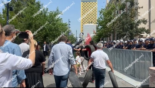 Protesta para Bashkisë së Tiranës, militantët e Rithemelimit dhe PL grumbullojnë gomat për t’i djegur