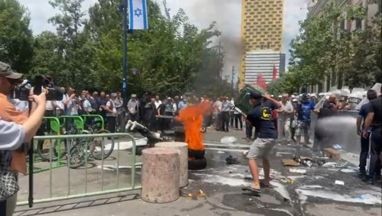 VIDEO/ Protesta e Rithemelimit, Kalaja nxit militantët të godasin policinë: Bravo! I kemi dhënë besën Sali Berishës 