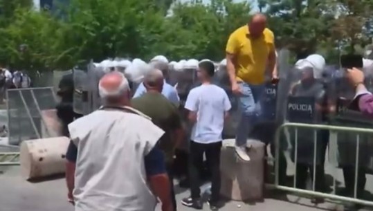 VIDEO/ Protesta e Rithemelimit, momenti kur deputeti Bledion Nallbati godet me shkelm policin, ia kthen me spraj