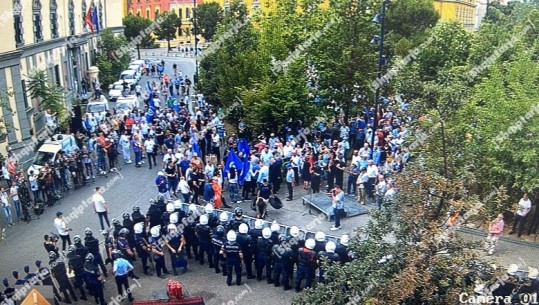 FOTO/ Një grusht militantësh në protestën para Bashkisë së Tiranës